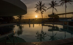 Piscine extérieure, parasols de plage, chaises longues
