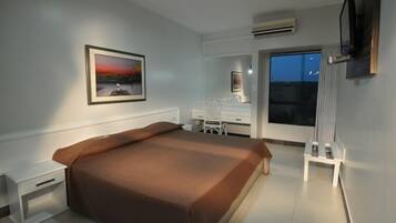 Frigobar, cofres nos quartos, escrivaninha, cortinas blackout