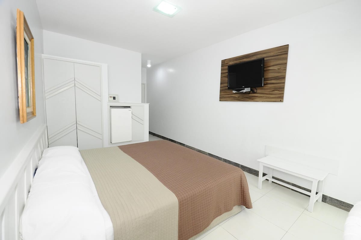Een minibar, een kluis op de kamer, een bureau, verduisterende gordijnen