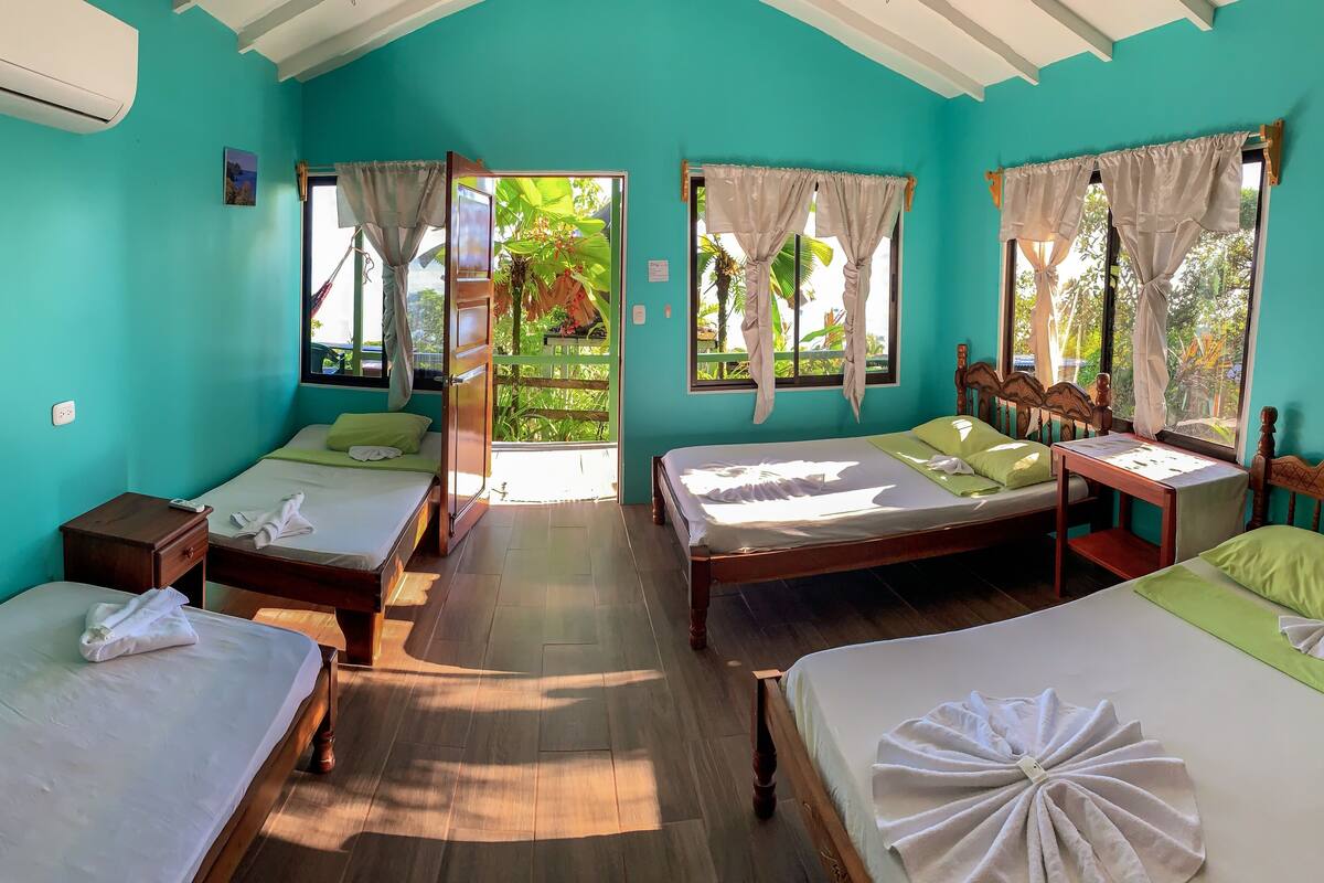 Cabana família, várias camas, vista para o oceano | Frigobar, roupa de cama, acesso para cadeiras de rodas