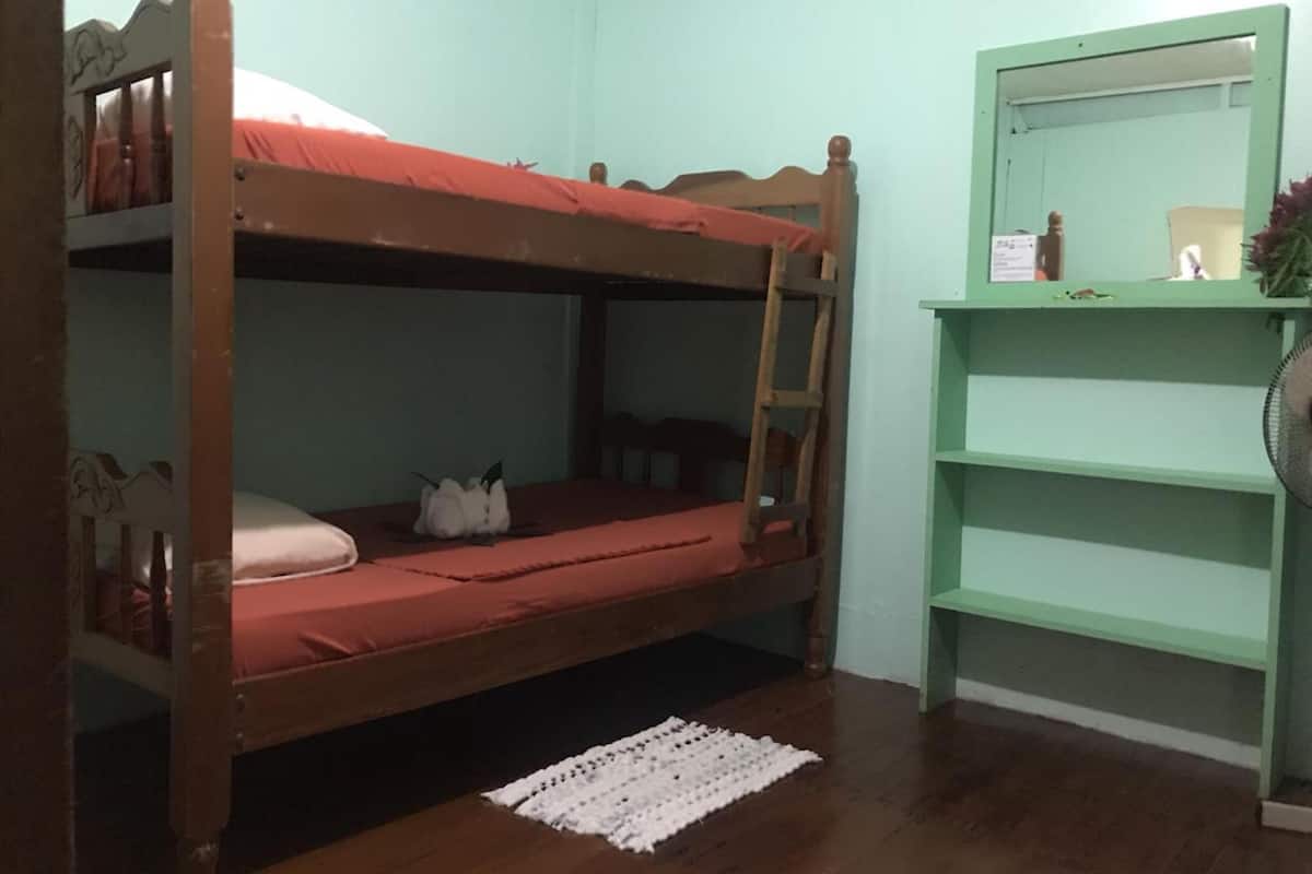 Basic Room, Shared Bathroom (6 camas)