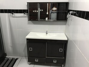 Standard Room | Bathroom | Shower, free toiletries, hair dryer - Pousada Aleffawi (Fernando de Noronha)
