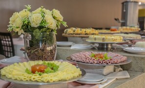 Café da manhã com buffet grátis todos os dias