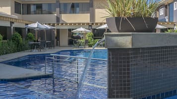 2 piscinas externas, espreguiçadeiras