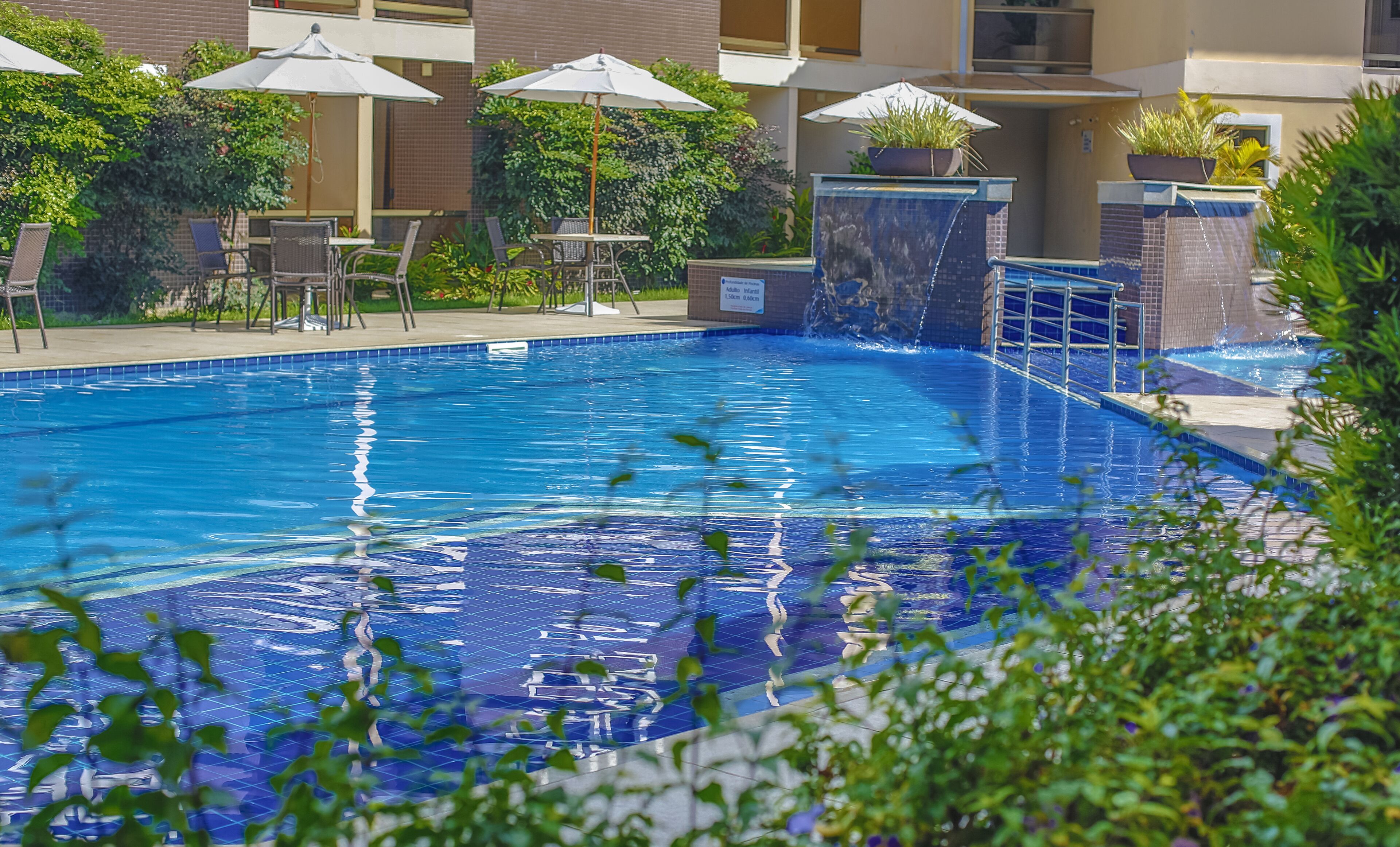 2 outdoor pools, pool loungers