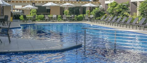 2 piscinas al aire libre, sillones reclinables de piscina