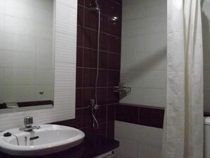 Standard-Doppelzimmer, Nichtraucher | Badezimmer | Dusche, kostenlose Toilettenartikel