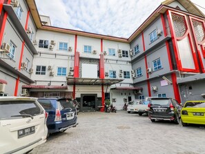 Free self parking - NIDA Rooms Nagoya Hill Mall Ferry at Dharma Utama Family (Pekanbaru)