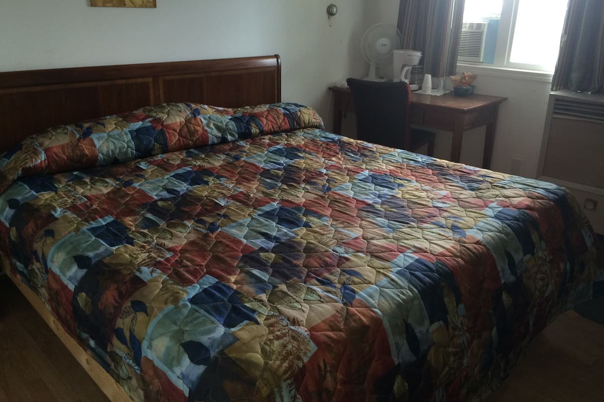 Escritorio, camas extra, wifi gratis y ropa de cama