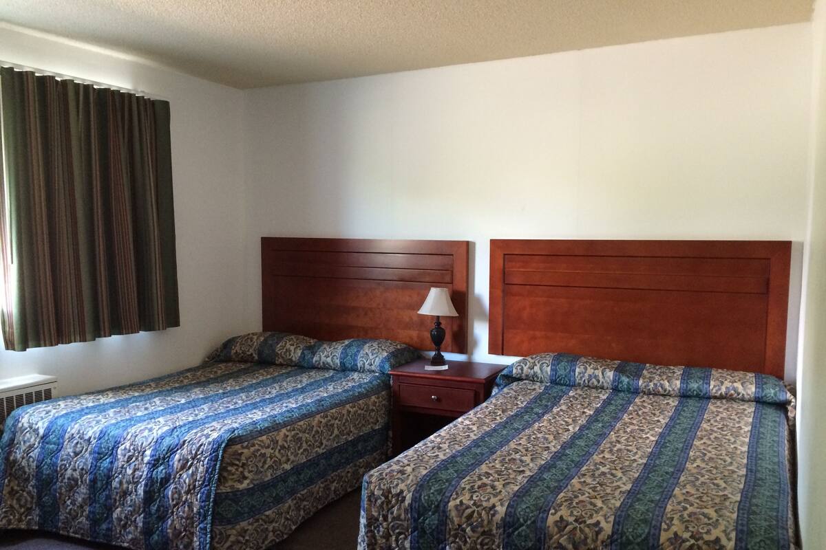 Escritorio, camas extra, wifi gratis y ropa de cama