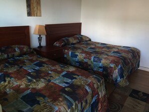 Een bureau, extra bedden (toeslag), gratis wifi, beddengoed