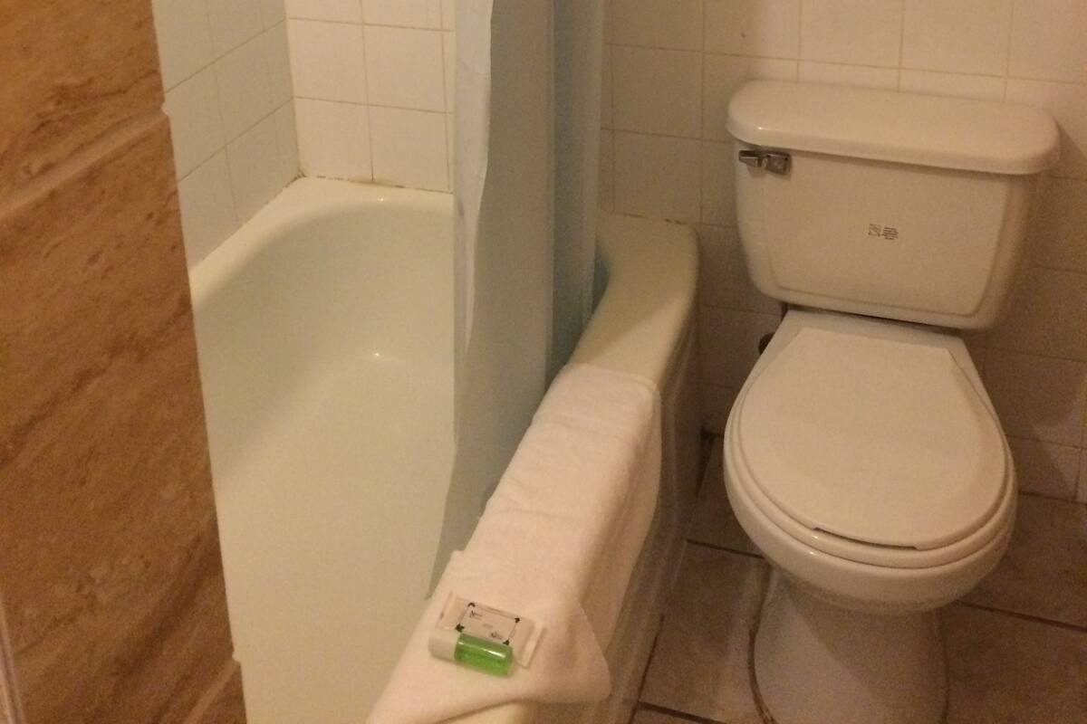 Tina con regadera, amenidades de baño gratuitas, toallas