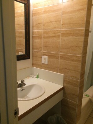 Executive-Vierbettzimmer (Non-smoking) | Badezimmer | Duschwanne, kostenlose Toilettenartikel, Handtücher