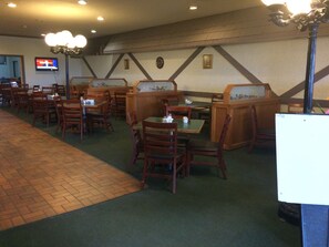 Serveert ontbijt, lunch, diner, Amerikaanse gerechten
