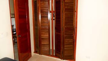 1 bedroom, desk, free WiFi, bed sheets