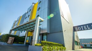 A modern hotel building with a prominent entrance and a sign indicating it is a hotel. - Hotel Atenas Plaza (Mexico City)