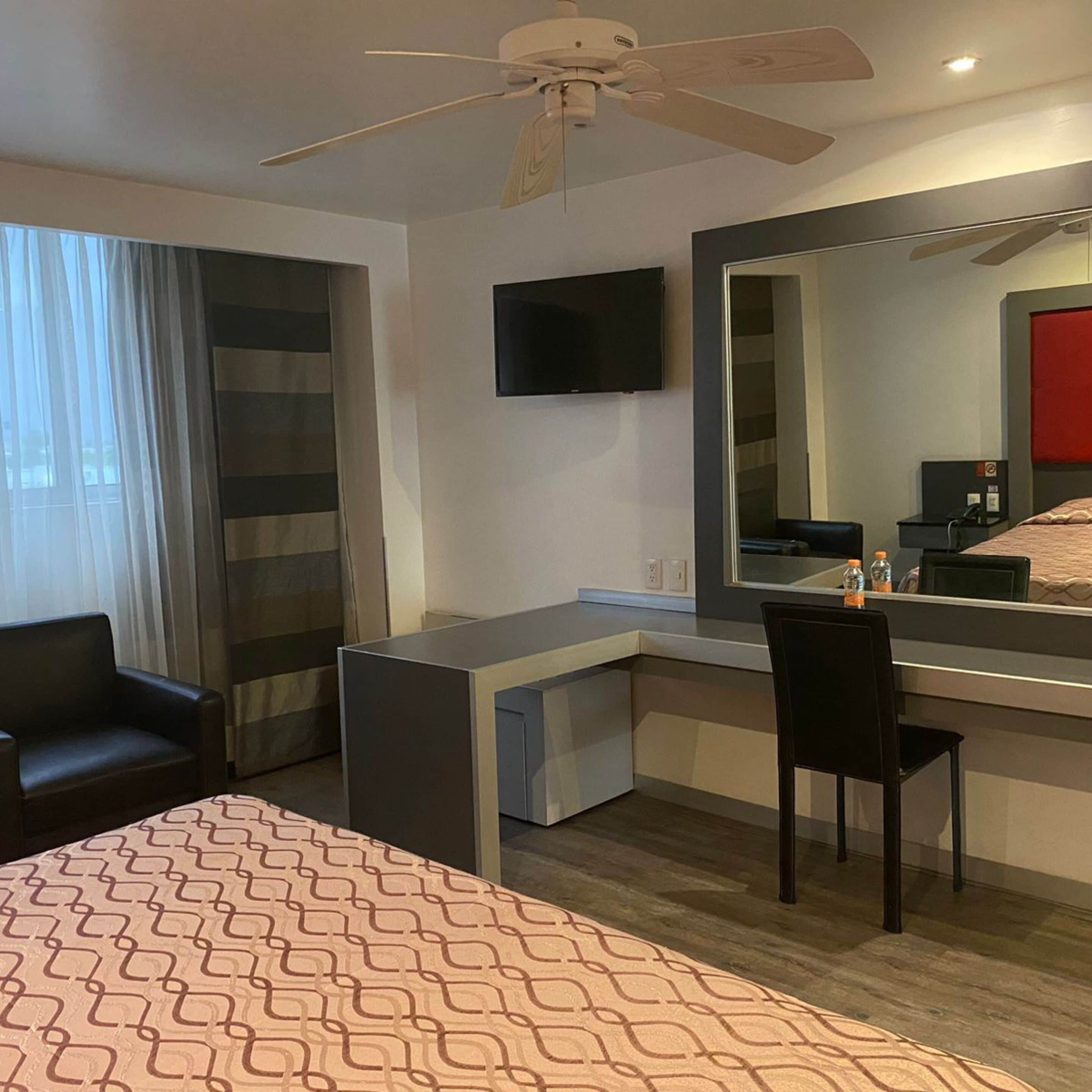 Standardrum | Sängtillbehör av högsta kvalitet, duntäcken, bäddmadrasser och skrivbord