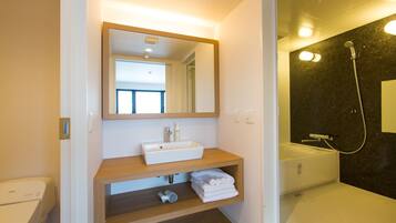 Suite, 2 Queen-Betten, Nichtraucher (Yotei) | Badezimmer | Duschwanne, kostenlose Toilettenartikel, Haartrockner, Hausschuhe