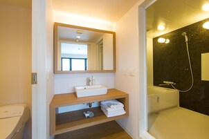 Suite, 2 camas de matrimonio, no fumadores (Yotei) | Baño | Ducha y bañera combinadas y artículos de higiene personal gratuitos
