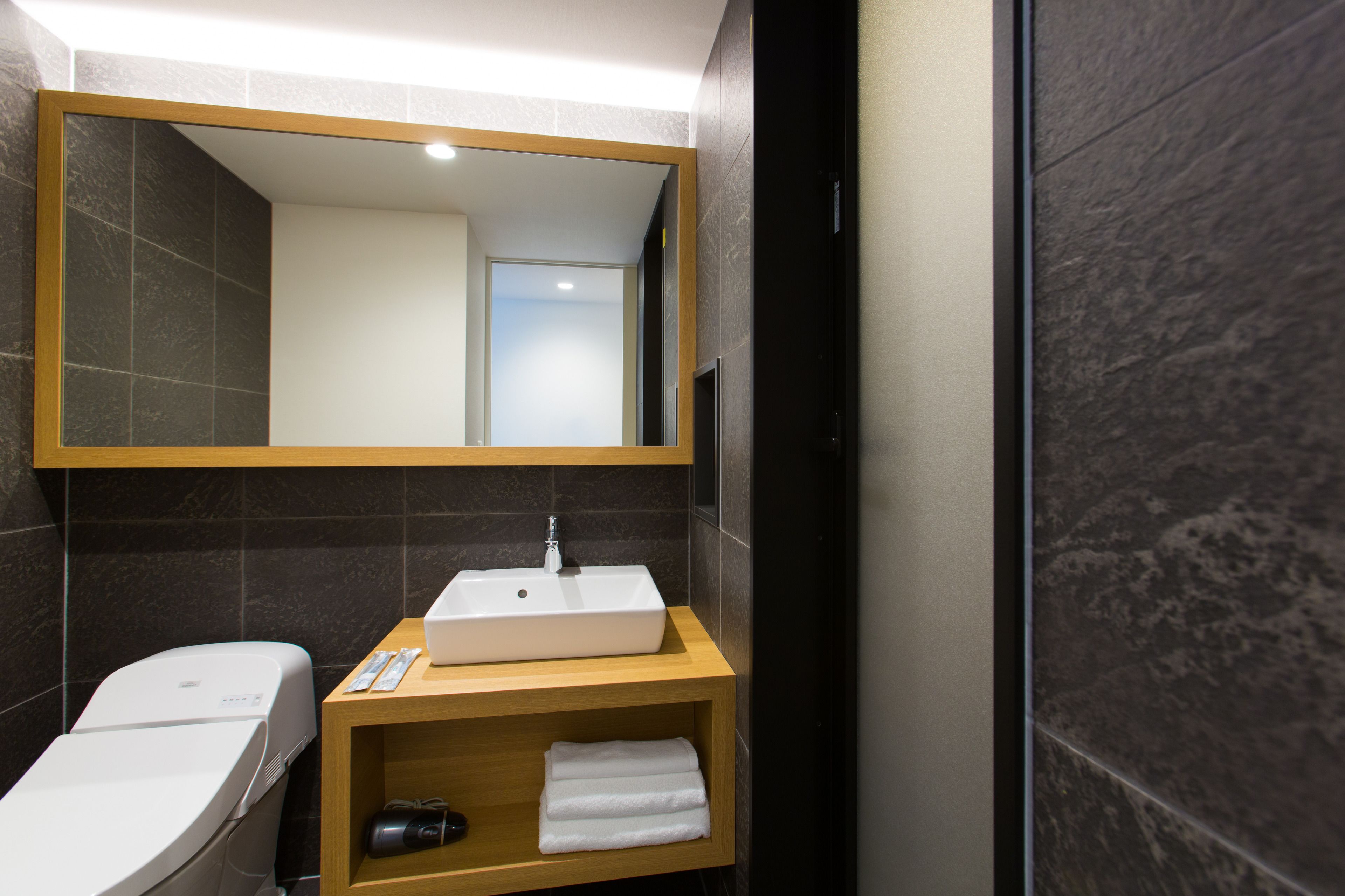 combined shower/bathtub, free toiletries, hair dryer, slippers