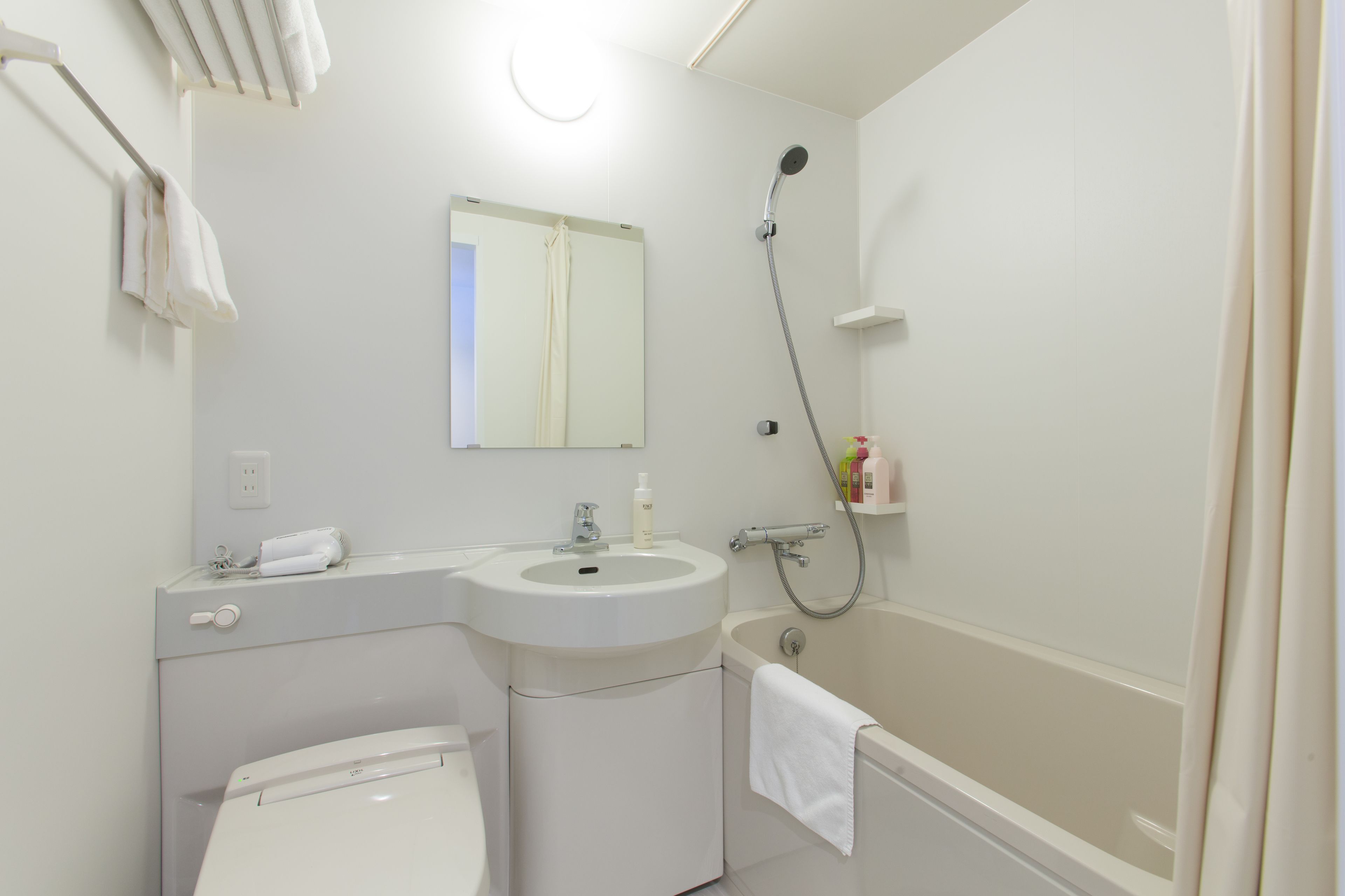 combined shower/bathtub, free toiletries, hair dryer, slippers