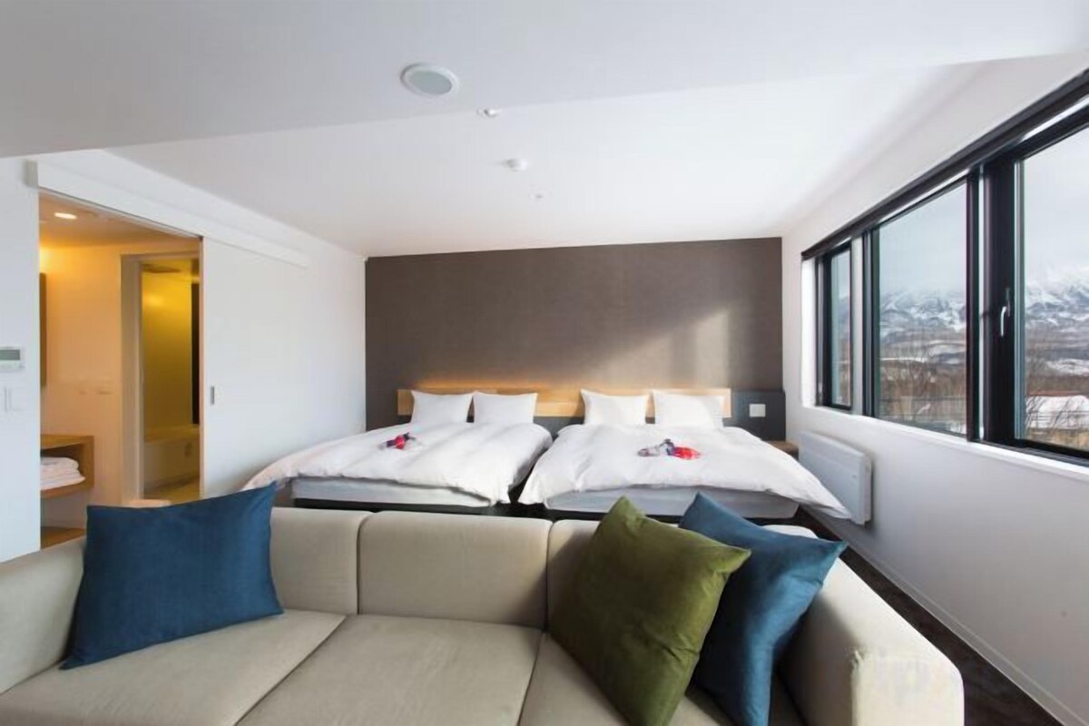 In-room safe, WiFi (free), bed sheets