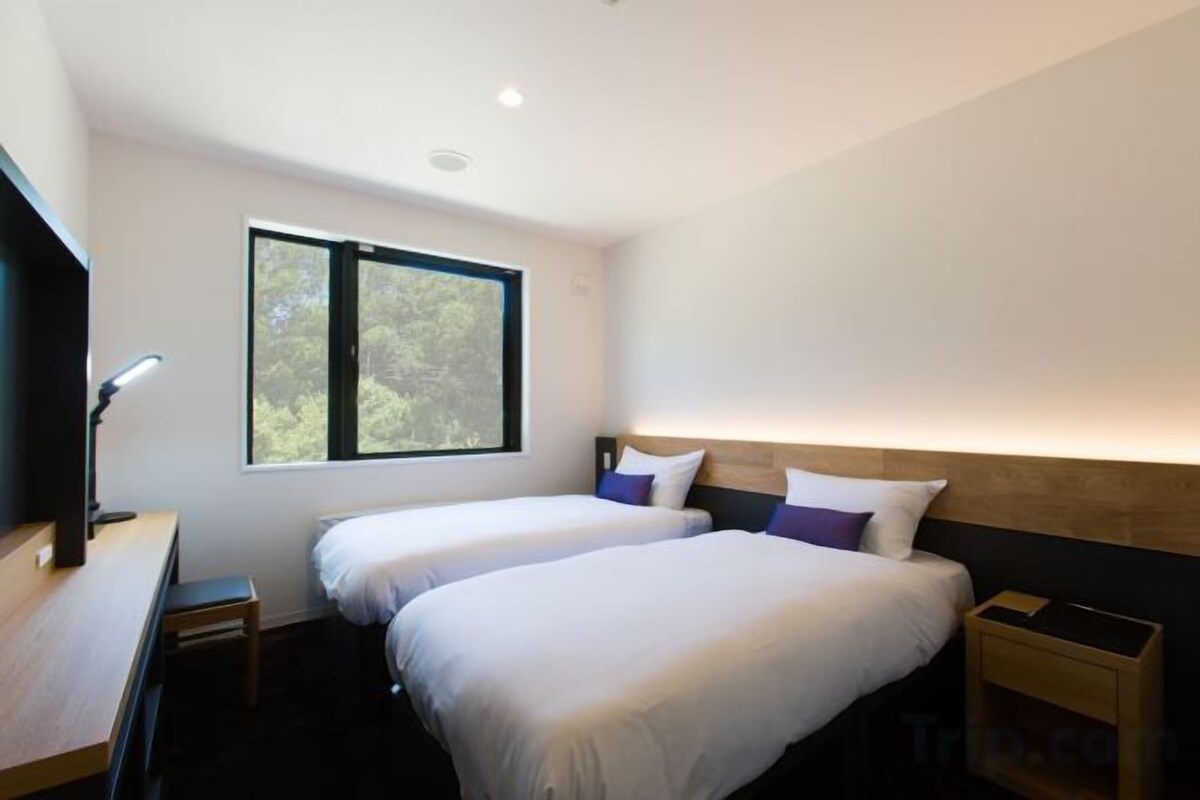 In-room safe, WiFi (free), bed sheets