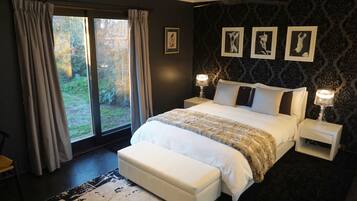 Premium bedding, iron/ironing board, free WiFi