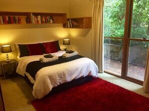 Deluxe Double | Premium bedding, iron/ironing board, free WiFi