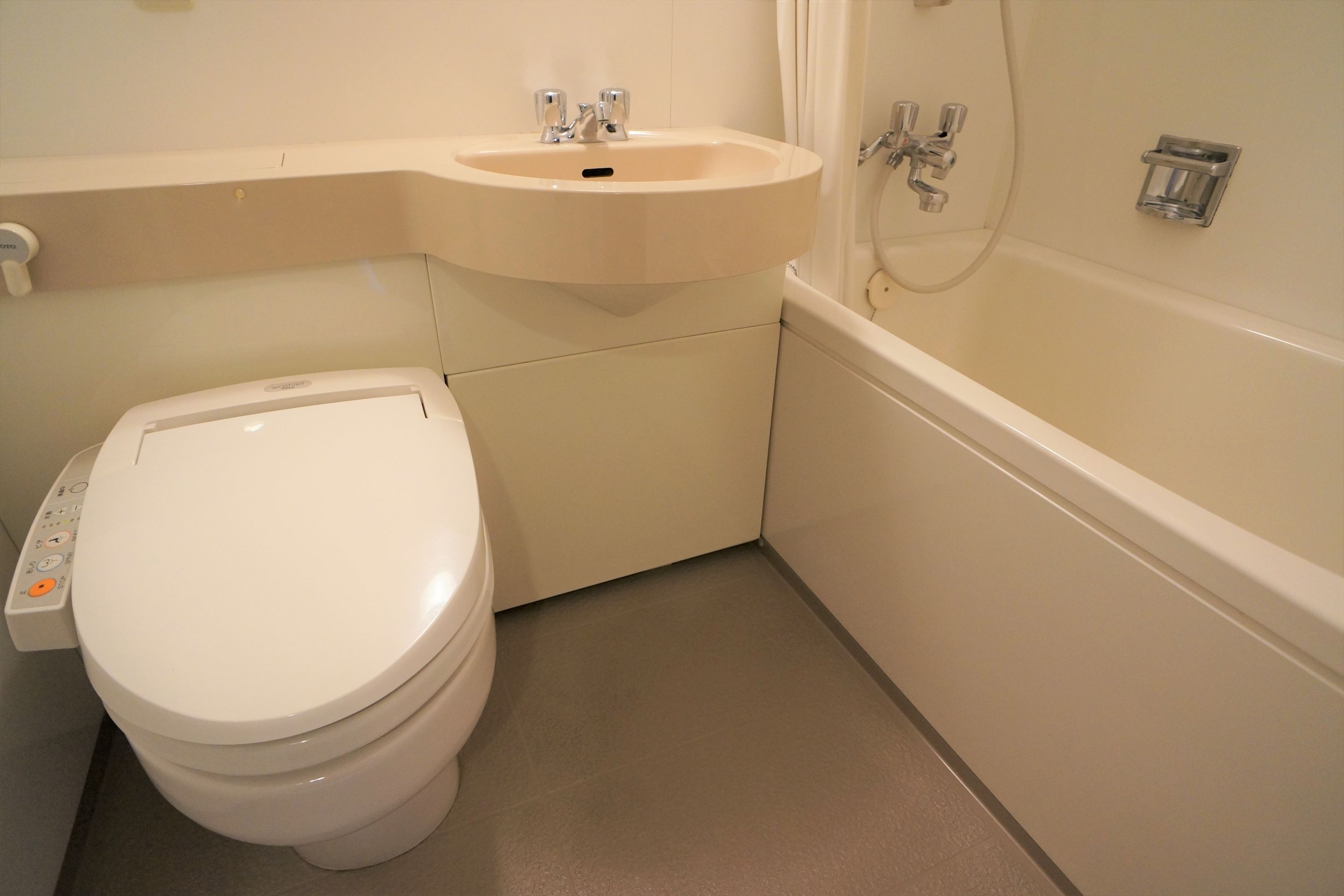 Kombinert dusj/badekar, toalettartikler (inkludert), hårføner og tøfler