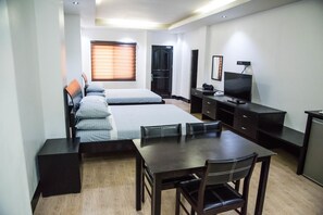 Een bureau, gratis wifi, beddengoed