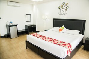 Desk, free WiFi, bed sheets - OYO 151 Tierra Mercedes Nature Resort (Cuenca)