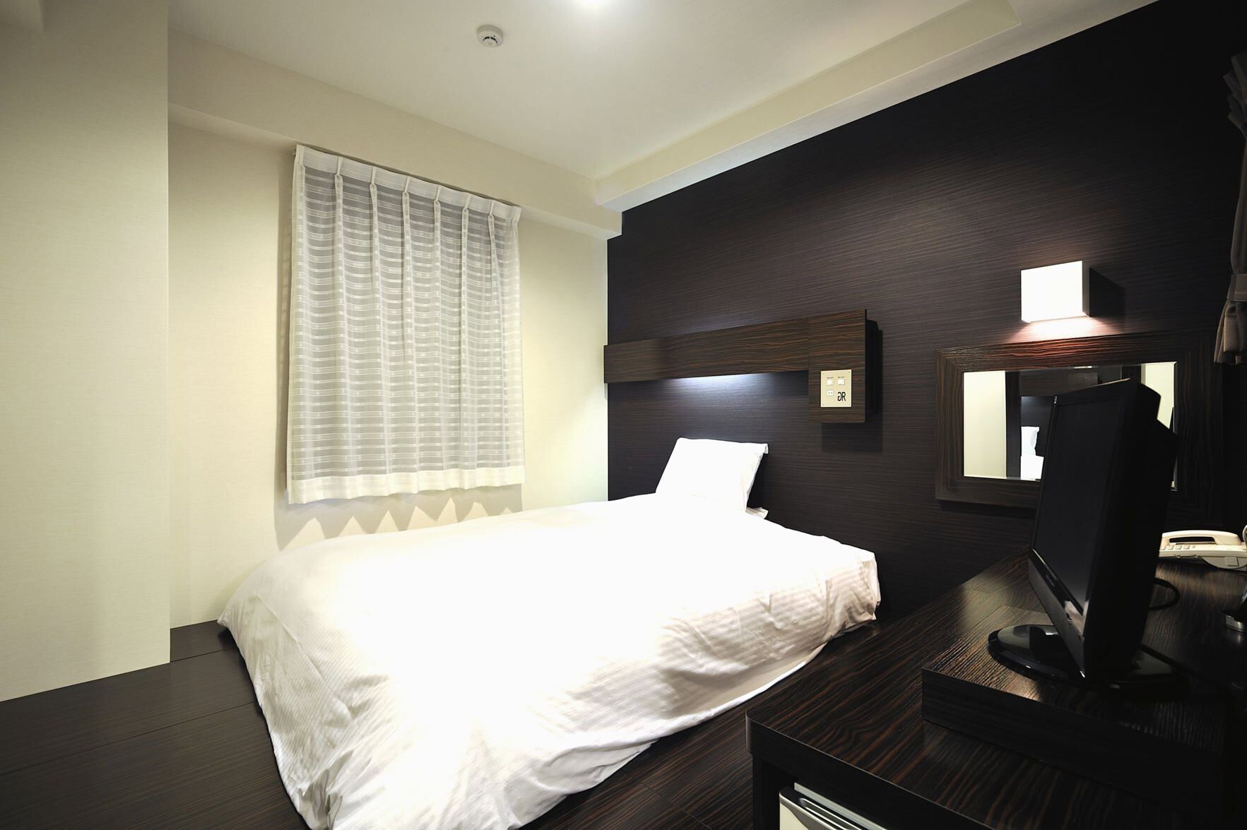 办公桌、免费 WiFi、床单