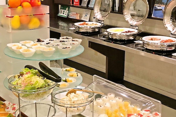 Daily buffet breakfast (JPY 1100 per person)