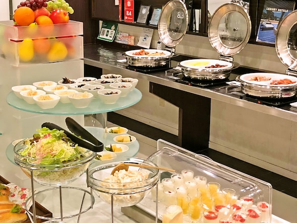 Päivittäinen buffetaamiainen (1100 JPY per henkilö)