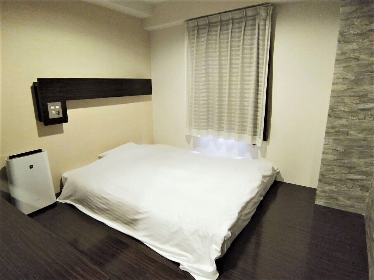 办公桌、免费 WiFi、床单