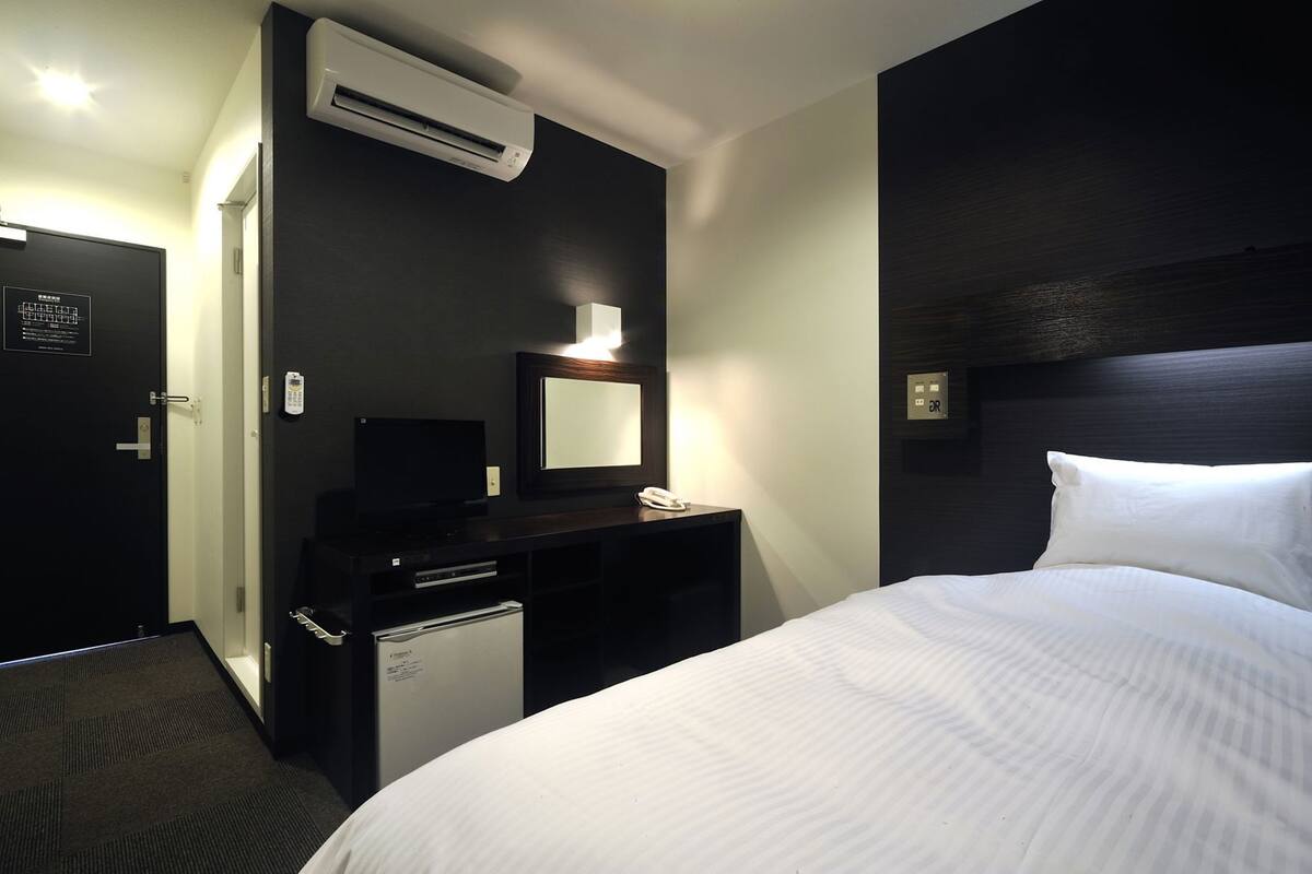 Escritorio, wifi gratis y ropa de cama