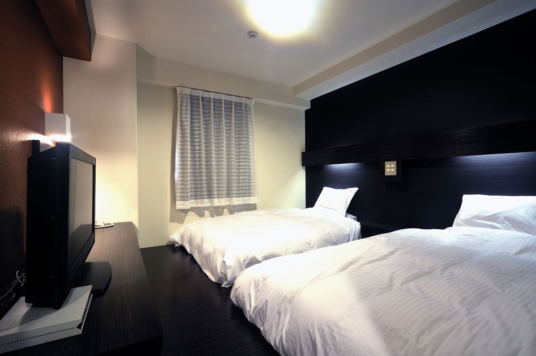 办公桌、免费 WiFi、床单