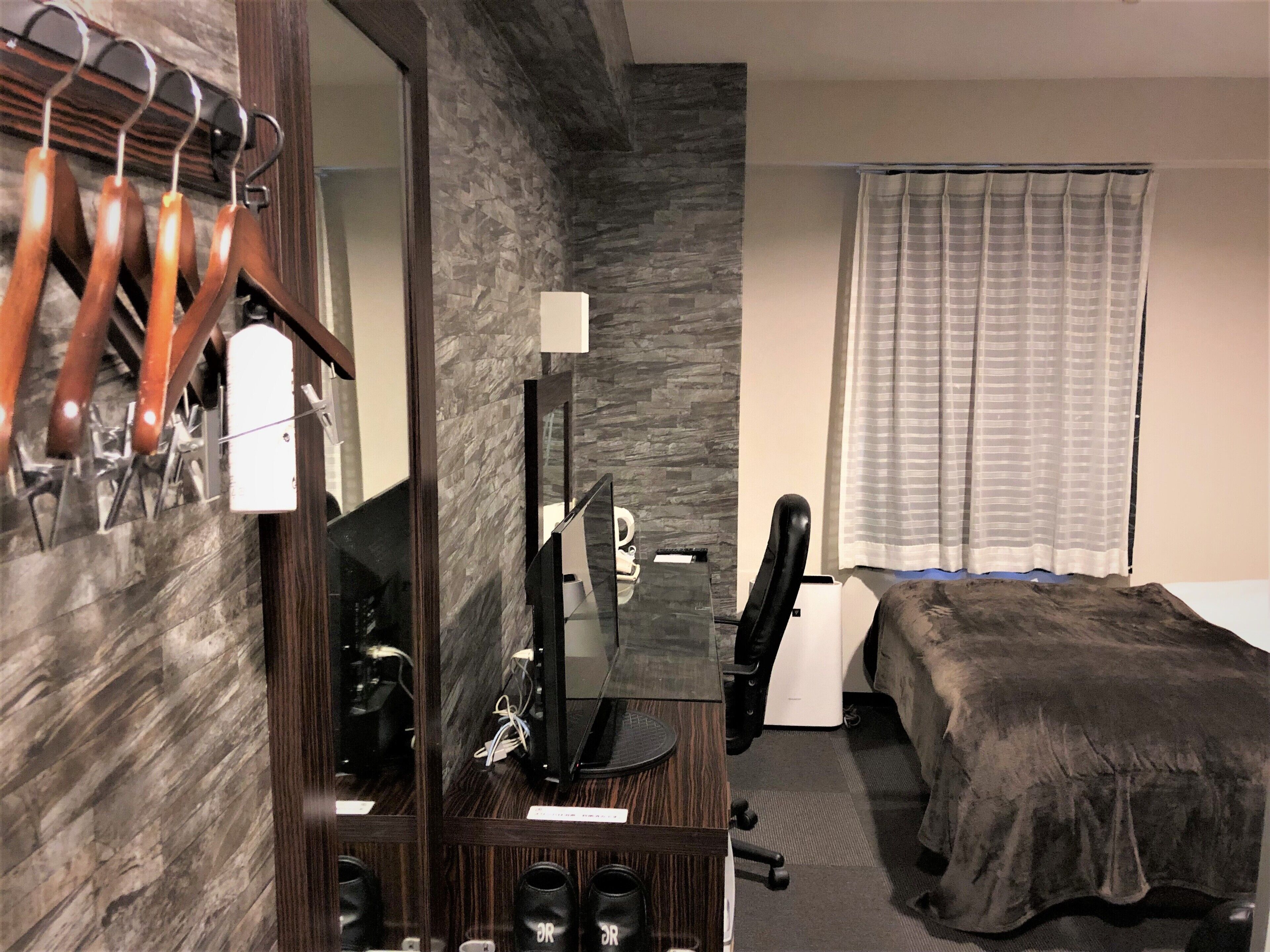 desk, free wifi, bed sheets