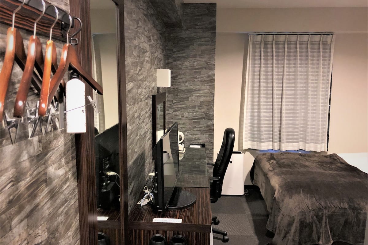 desk, free wifi, bed sheets