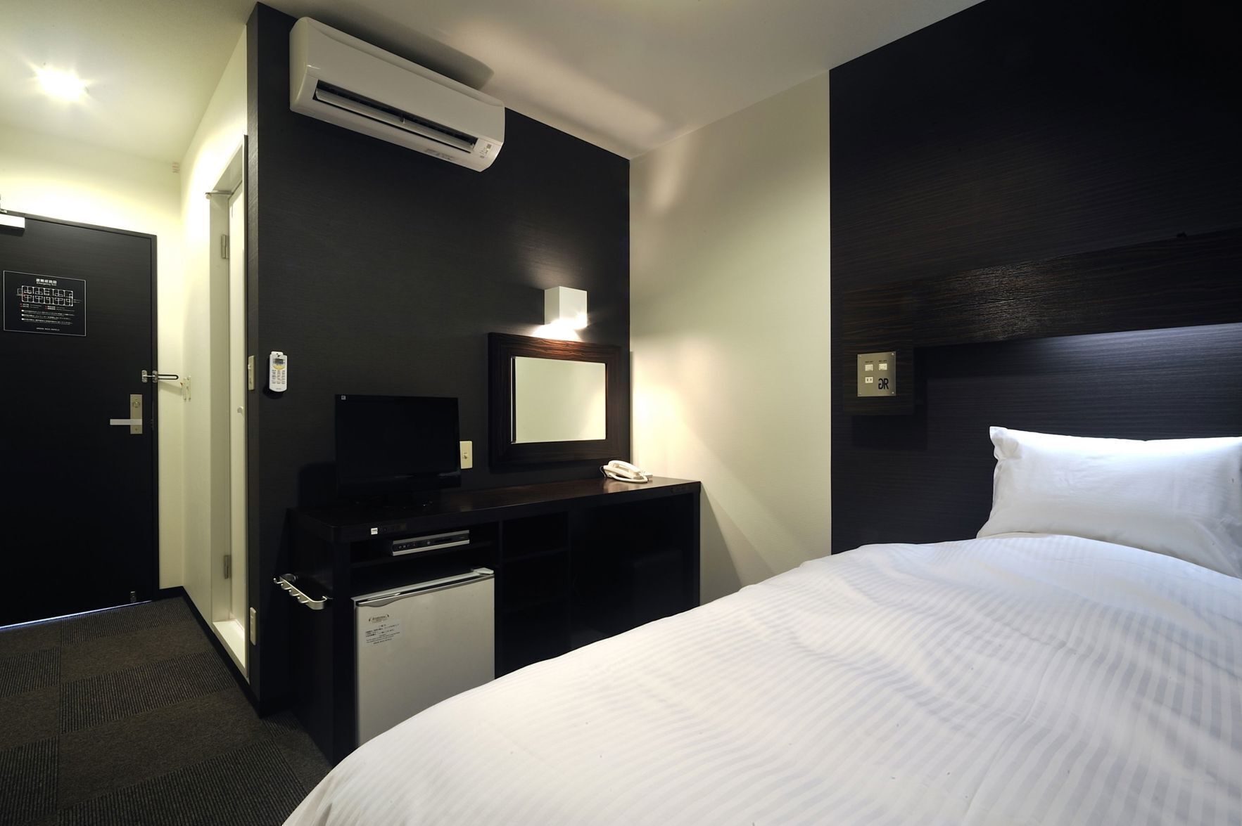 办公桌、免费 WiFi、床单