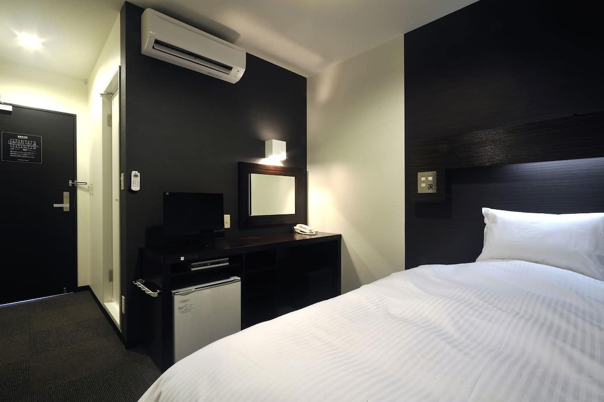 Escritorio, wifi gratis y ropa de cama