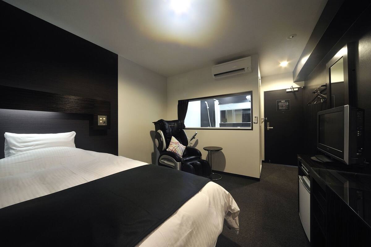 Escritorio, wifi gratis y ropa de cama