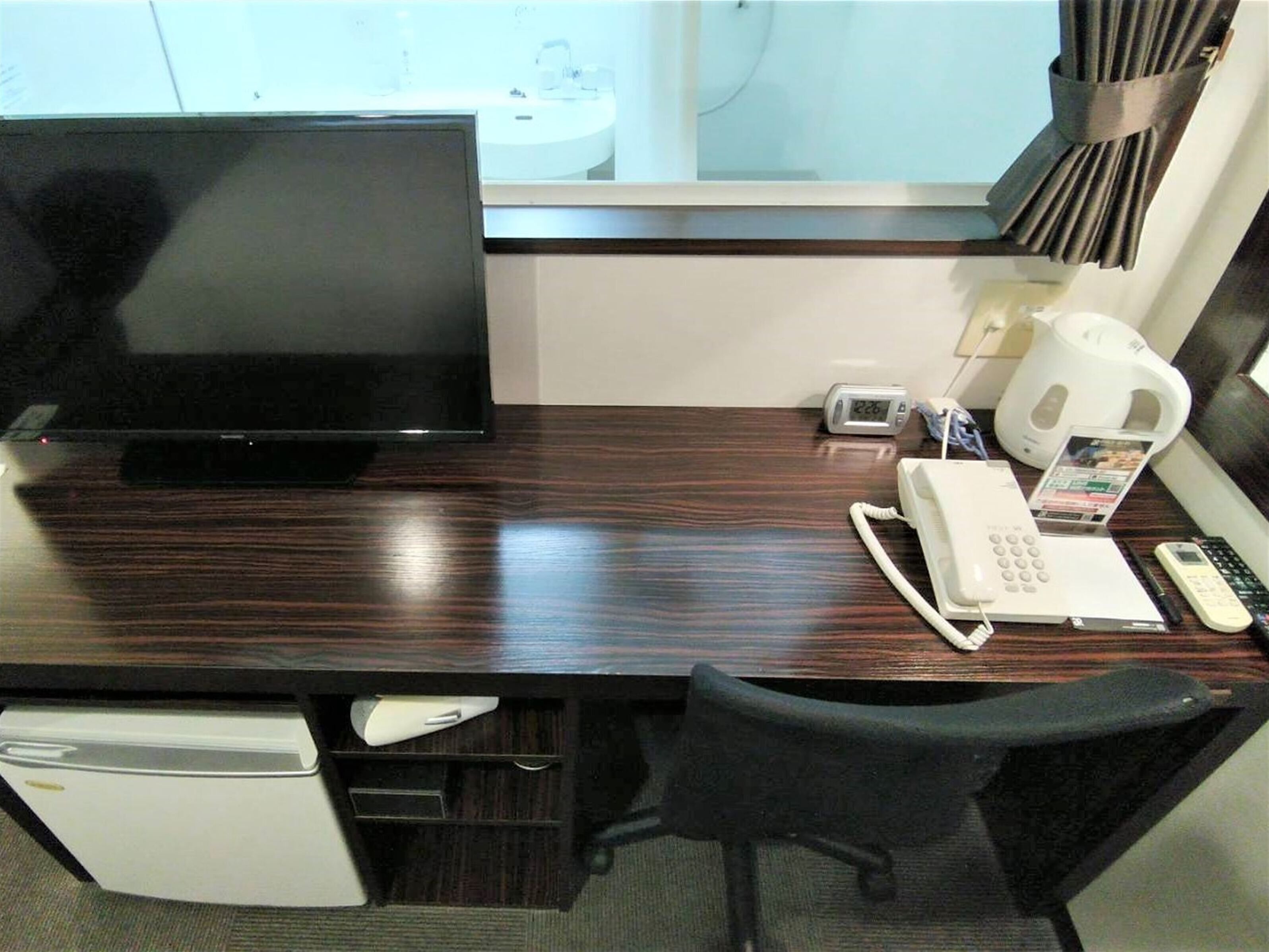 desk, free wifi, bed sheets