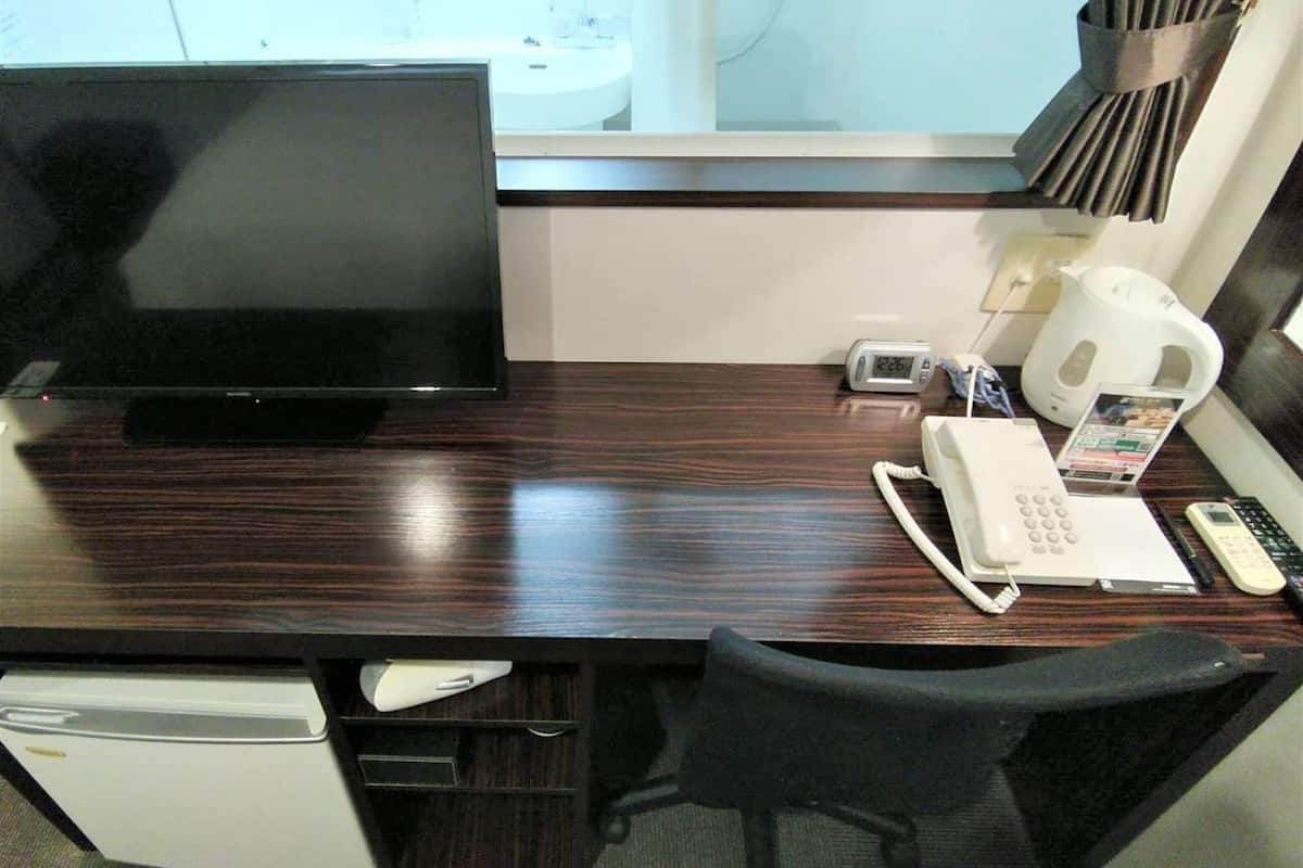 desk, free wifi, bed sheets