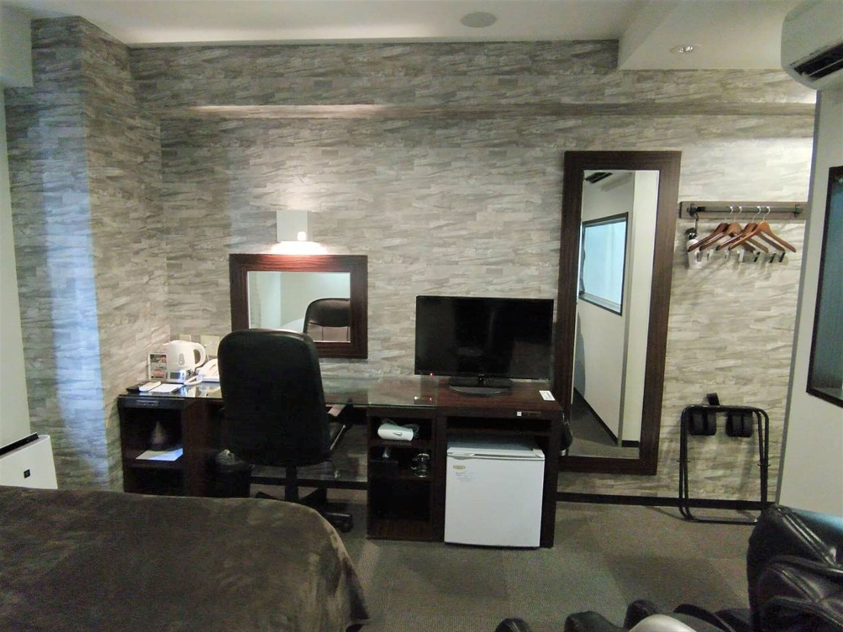 desk, free wifi, bed sheets