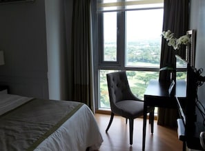Suite Premier, 1 habitación | Caja fuerte, escritorio, cortinas opacas y tabla de planchar con plancha