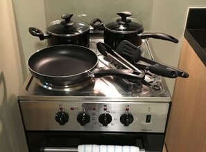 Suite estudio | Cocina privada | Frigorífico grande, microondas, horno y placa de cocina