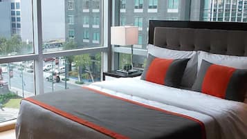 Suite estudio | Caja de seguridad en la habitación, escritorio y cortinas blackout