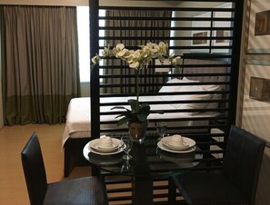 Studio Suite | In-room safe, desk, blackout drapes, iron/ironing board - Avant Serviced Suites (Taguig)